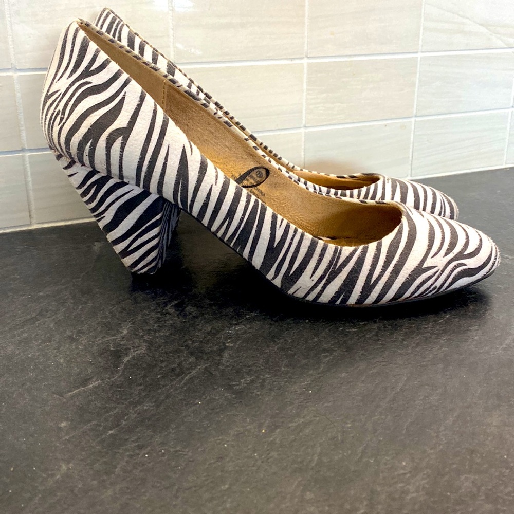 Ladies 2.5” zebra wedge heels size 7.5